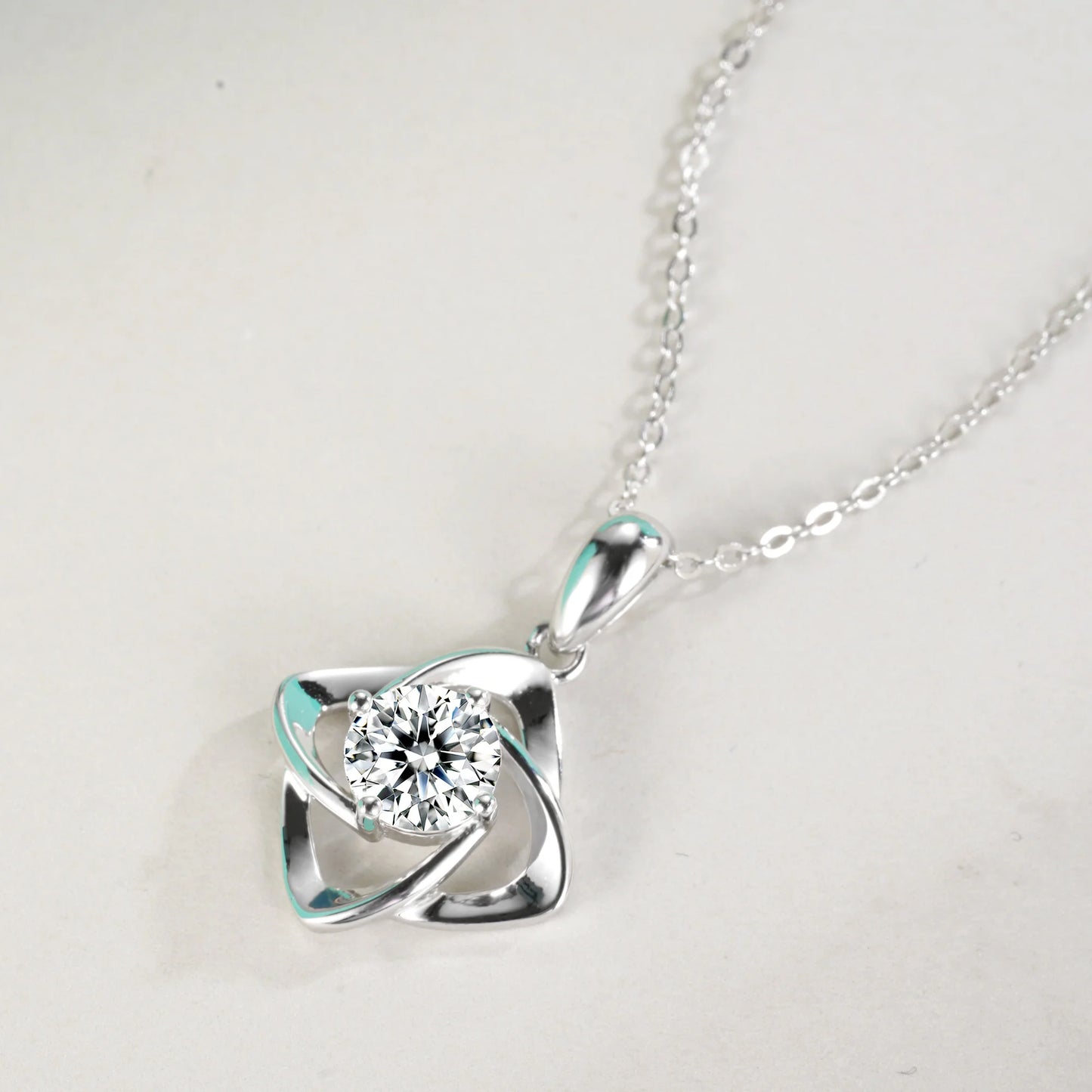 Jeweller Buy Unique Four-leaf Clover pendant with 1 Carat diamond Moissanite 925 Sterling Silver Necklace