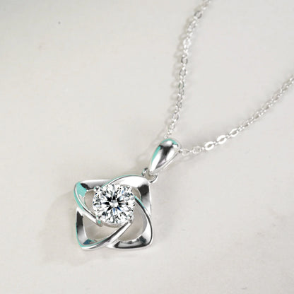 Jeweller Buy Unique Four-leaf Clover pendant with 1 Carat diamond Moissanite 925 Sterling Silver Necklace