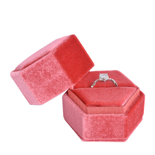 Cajas de terciopelo con anillos hexagonales de color rojo coral