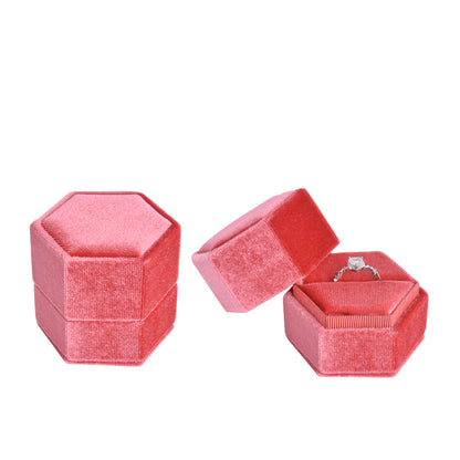 Cajas de terciopelo con anillos hexagonales de color rojo coral