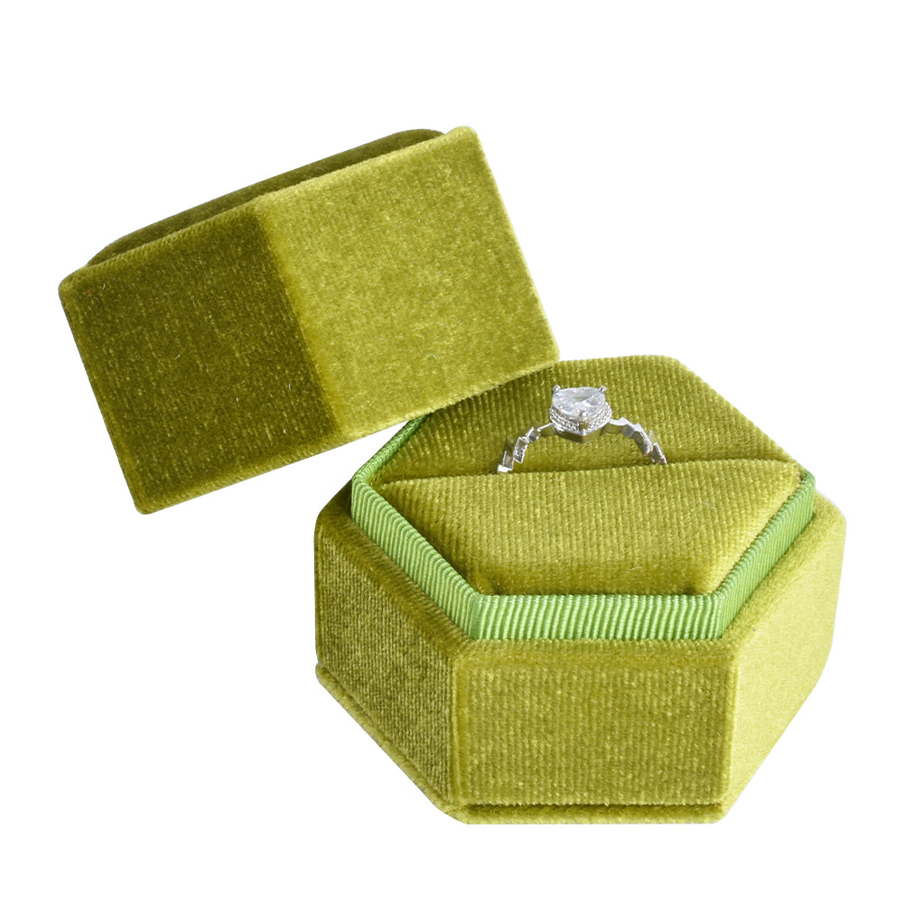 Caja de terciopelo con forma de anillo hexagonal verde