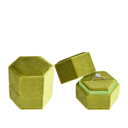 Caja de terciopelo con forma de anillo hexagonal verde