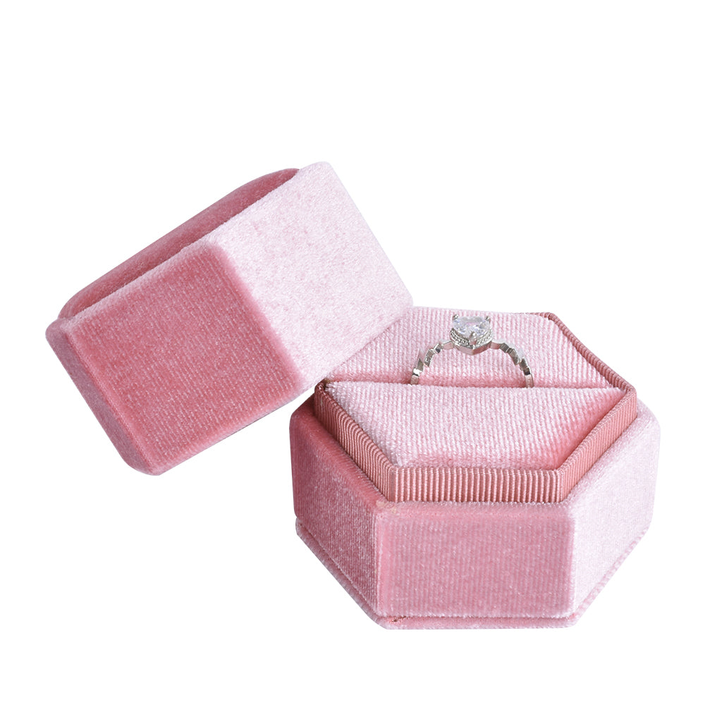 Caja de terciopelo con anillo hexagonal rosa y rojo