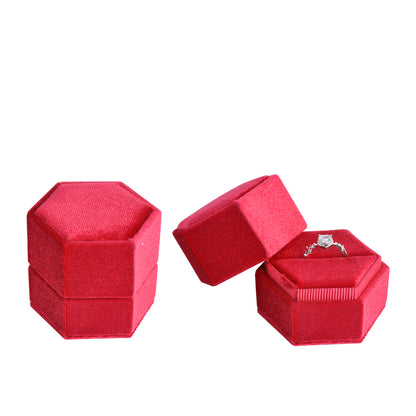 Caja de terciopelo con forma de anillo hexagonal rojo