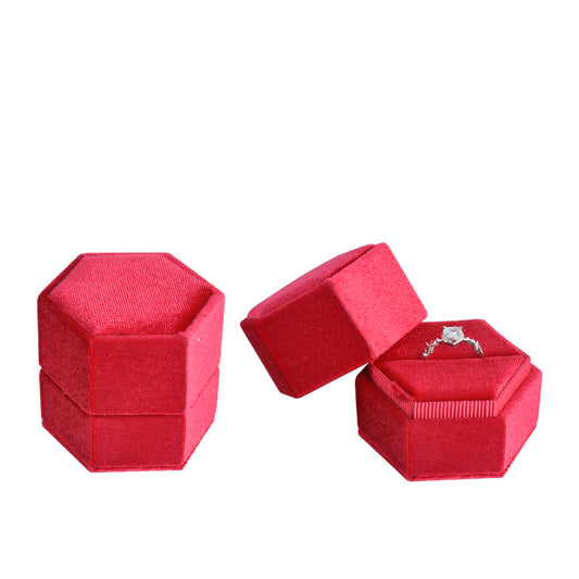 Caja de terciopelo con forma de anillo hexagonal rojo