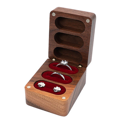 Caja de madera cuadrada para anillos con tres compartimentos